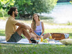 Homem e mulher num piquenique junto ao lago