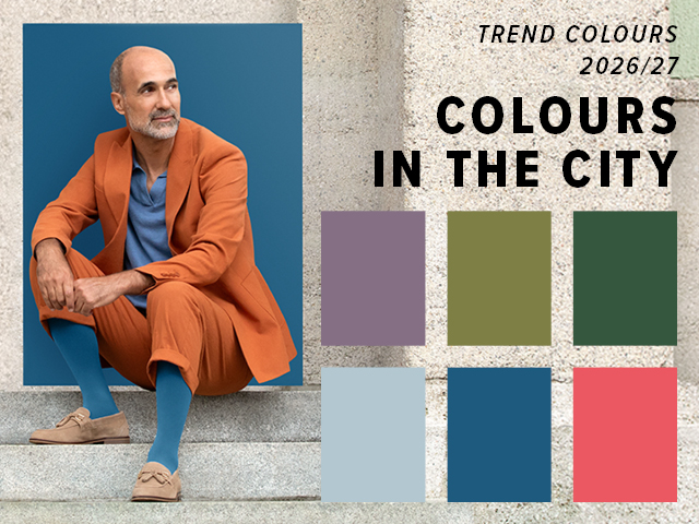 Mann in orangenem Zweiteiler trägt Kompressionsstrümpfe in der Farbe Casual Blue