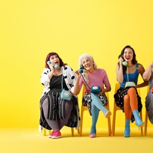 Gruppenbild Trendcolurs telefon Gruppenbild Trendcolurs sitzend mit Telefon
