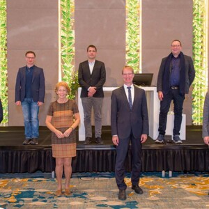 Gruppenbild von hinten links: Dr. med. Dr. univ. Dominic Mühlberger, Cand. med. André Janssen, Dr. med. Gabriele Faerber, PD. Dr. med. Lars Müller, Prof. Dr. med. Markus Stücker, Dr. med. Dirk Theodor Schraeder, Peter Nolte Es fehlen: Dr. Dr. med. univ. Hans Bayer, Prof. Dr. med. Joachim Dissemond, Dr. med. Tobias Hirsch, Prof. Dr. med. Birgit Kahle, Dr. med. Erika Mendoza, Giovanni Mosti MD, Dr. med. univ. Renate Murena-Schmidt, Dr. med. Jana Ziob