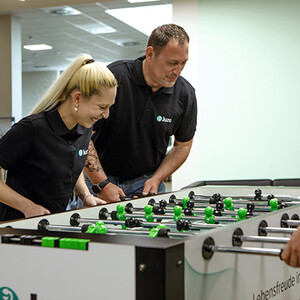 Mitarbeiter beim Billiardspielen