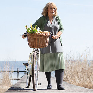 Uschi mit Fahrrad auf einem Steg