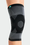 Knie met de JuzoFlex Genu Xtra in de kleur antraciet
