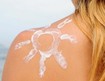 Crème solaire sur une épaule