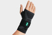 Hand mit Handgelenkbandage Manu Xtra in der Farbe Schwarz