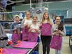 Mädchen mit ihren eigenen kreirten Taschen am Girls Day bei Juzo