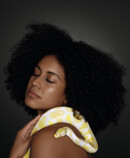 1. Lifestyle image Juzo Move Woman with a yellow snake