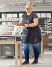 Vrouw draagt Juzo Expert compressiekleding in de Dip Dye kleur blauwe bosbes