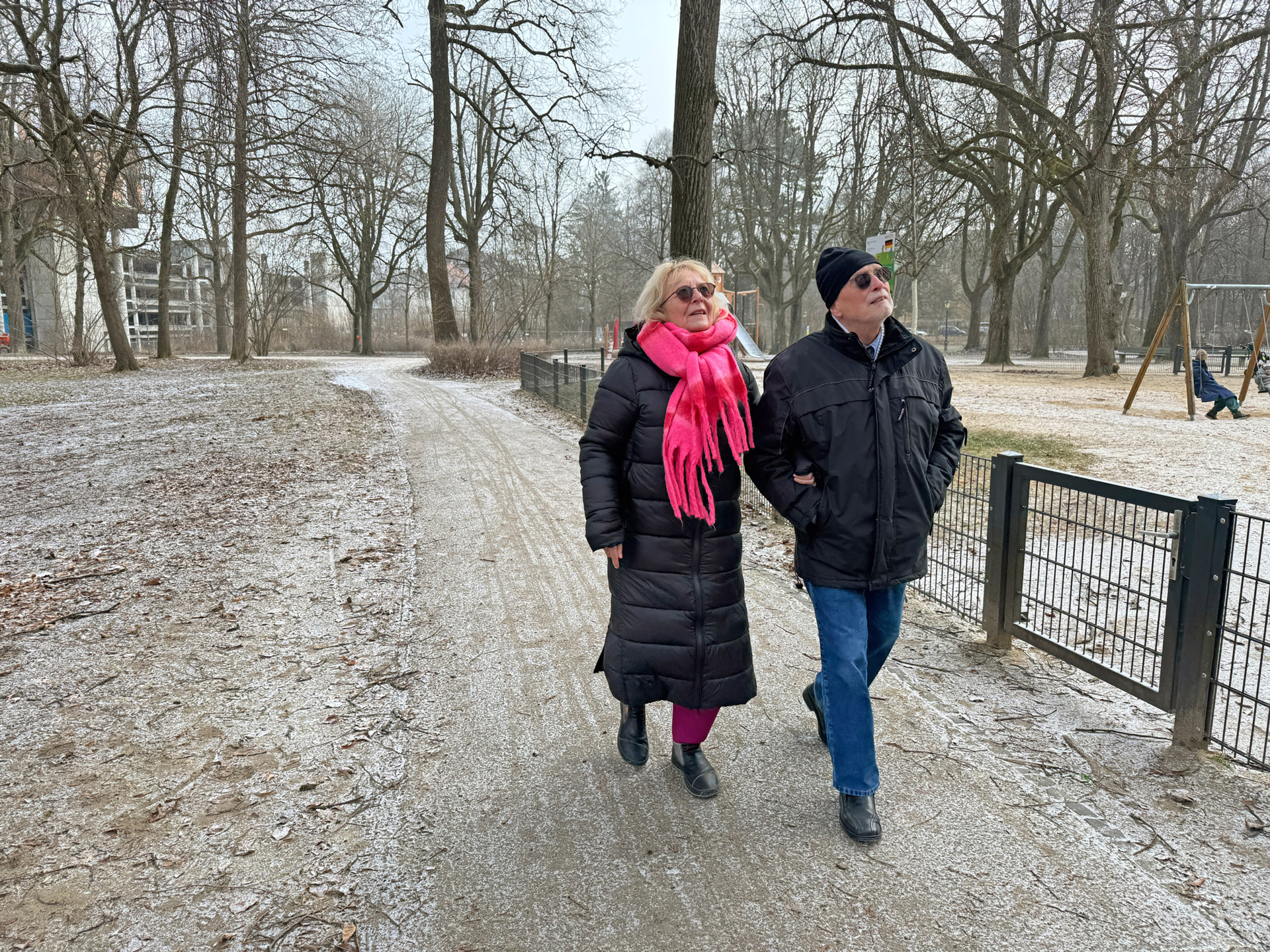 Uschi und ihr Mann beim Spazieren im Park