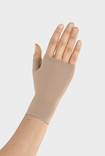 Gauntlet with thumb stub, colour almond
