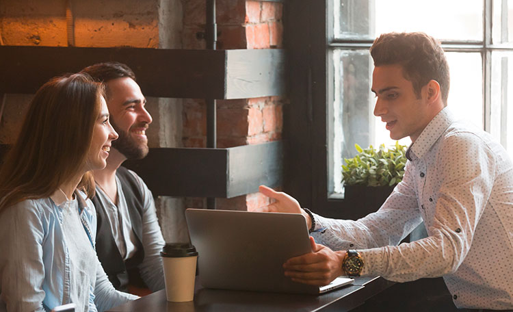 Wie Sie Gespräche effektiv führen Mann erklärt zwei Personen etwas