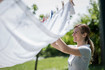 Femme étendant son linge