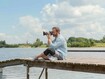 Mann mit Bandage am See