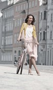 Donna lungo le strade con bicicletta indossando Juzo Inspiration