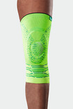 Knie met de Genu Xtra Style in Glowing Green