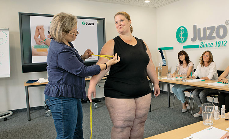 Lipödem-Workshop Referentin zeigt das richtige Maßnehmen