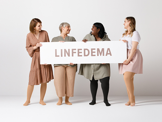 Frauensache Vier Frauen halten gemeinsam das Schild ‚Linfedema