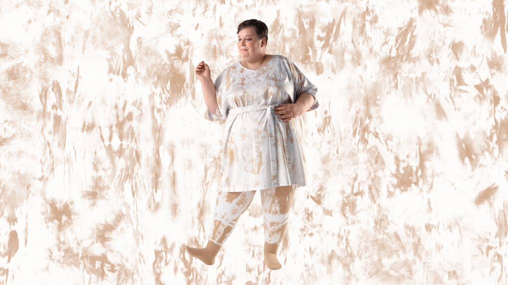 Eine Frau trägt Kompressionsstrümpfe mit Batik-Muster