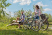 Mann und Frau beim Fahrrad fahren