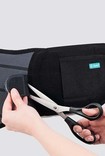 JuzoPro Lumbal Xtec Plus med saks viser, at båndene kan afkortes individuelt efter behov