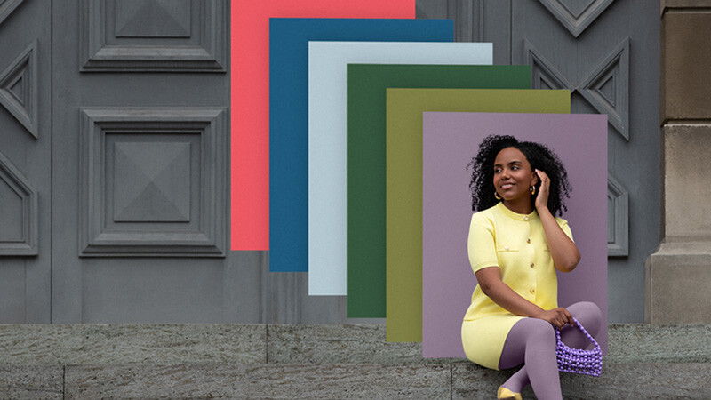 Une femme est assise sur un escalier et porte des vêtements de compression aux couleurs assorties ; derrière elle, des aplats de couleurs tendance se superposent.