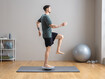 Exercice 2: équilibre unipodal sur un plateau gyroscopique de thérapie avec flexion du genou et de la hanche 