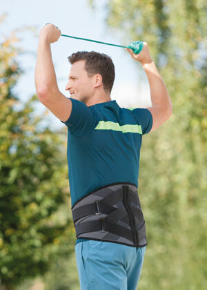 Hombre haciendo deporte con ortesis 