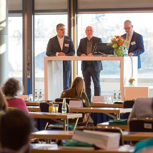 von links: Wissenschaftliche Leitung: Univ.- Prof. Dr. med. habil. Adrian Dragu, Dr. med. Bernd Hartmann und Univ.-Prof. Dr. med. Frank Siemers