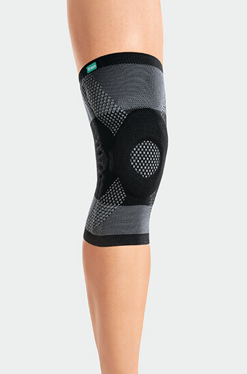 Knie met de JuzoFlex Genu Xtra in de kleur antraciet