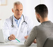 Médecin en conversation avec un patient