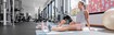 Kvinde bærer ortose i fitnesscenter