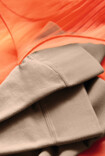 Collant Juzo Inspiration su un abito in tulle arancione