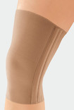 Knie mit der JuzoFlex Genu 320 in der Farbe Beige