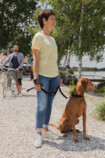 Frau mit Hund trägt die JuzoPro Rhizo Xtec Soft