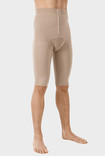 Mann trägt eine ScarPrime Direct Bermudahose in der Farbe Beige