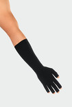 Hand mit ScarPrime Seamless (lang) in der Farbe Schwarz