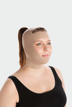 Frau trägt Juzo Kompressionsgesichtsmaske