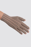 Hand mit ScarComfort Silver-Handschuh