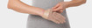 Eine Frau trägt an ihrer Hand einen Narbenhandschuh mit eingearbeitetem Silon-TEX