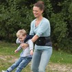 Frau mit Kind trägt JuzoPro Lumbal Xtec Plus 