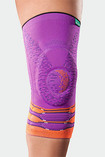 Knie met de JuzoFlex Genu Xtra Wide in Pink Heat