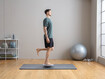 Exercice 1: équilibre unipodal sur un plateau gyroscopique de thérapie avec flexion du genou 