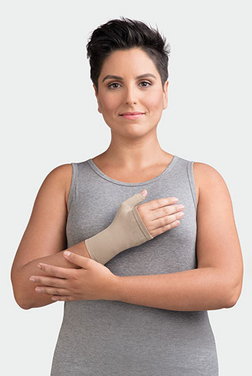 Mulher usa luva Juzu Classic Seamless com dedos abertos