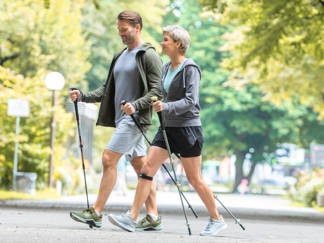 Kobieta i mężczyzna podczas uprawiania Nordic Walking Kobieta i mężczyzna podczas uprawiania Nordic Walking