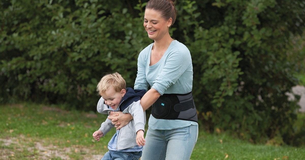 JuzoPro Lumbal Frau mit JuzoPro Lumbal trägt Kind