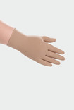 Femme portant un gant de compression Juzo avec doigts fermés