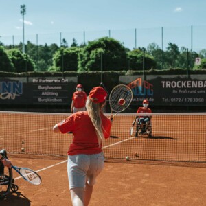 Tennisspielen im Grenzenlos Camp Tennisspielen im Grenzenlos Camp
