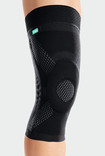 Knie met de JuzoFlex Genu-Wide in de kleur zwart
