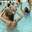 Personnes faisant du sport dans l'eau