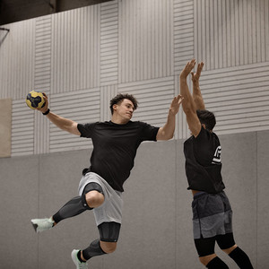 Männer spielen Handball mit der neuen BestPerform Compression von sportomedix